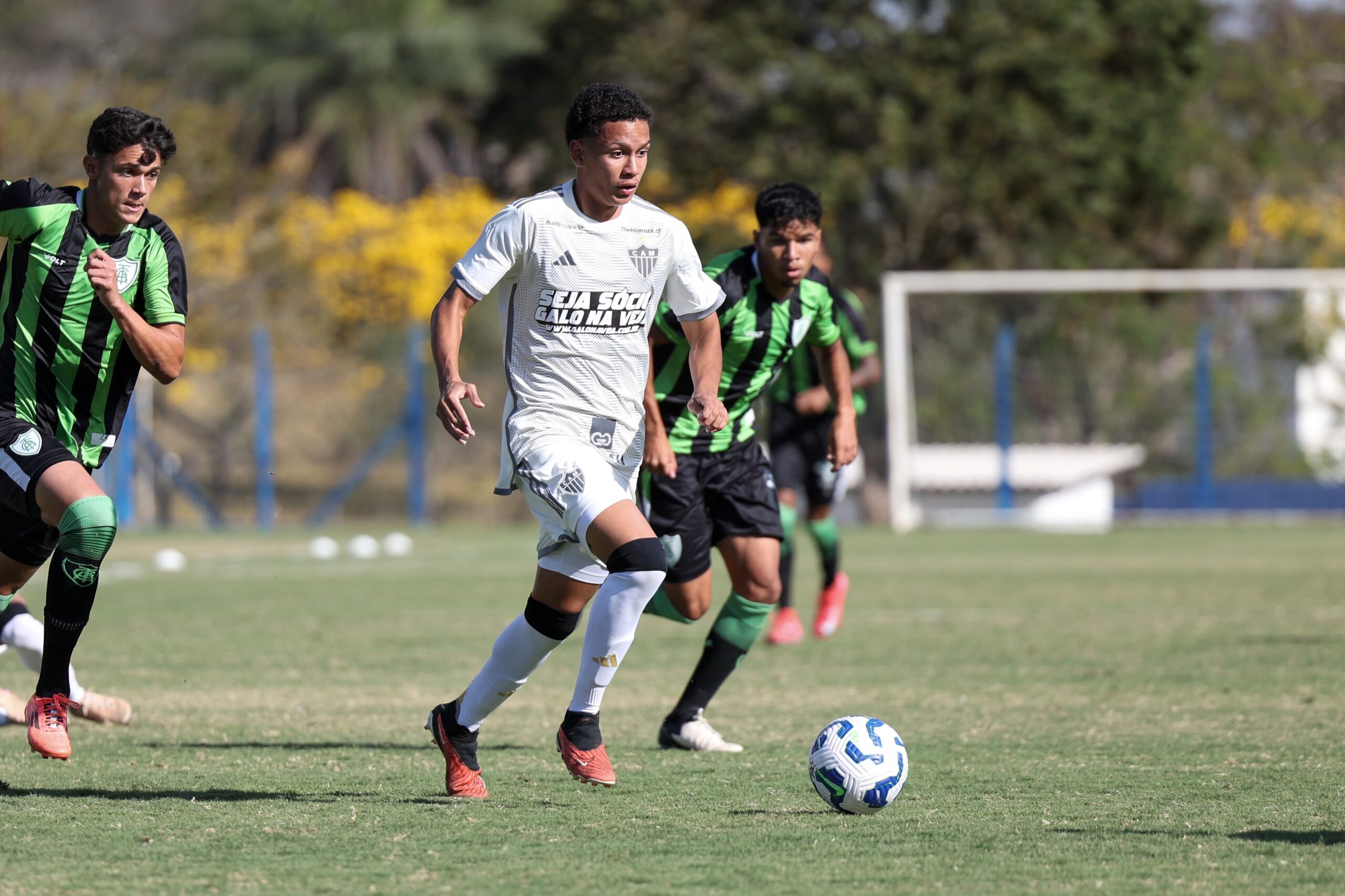 Samuel Rodrigues, lateral-direito da equipe Sub-17, leva vantagem em disputa de bola. Foto: Danela Veiga/Atlético