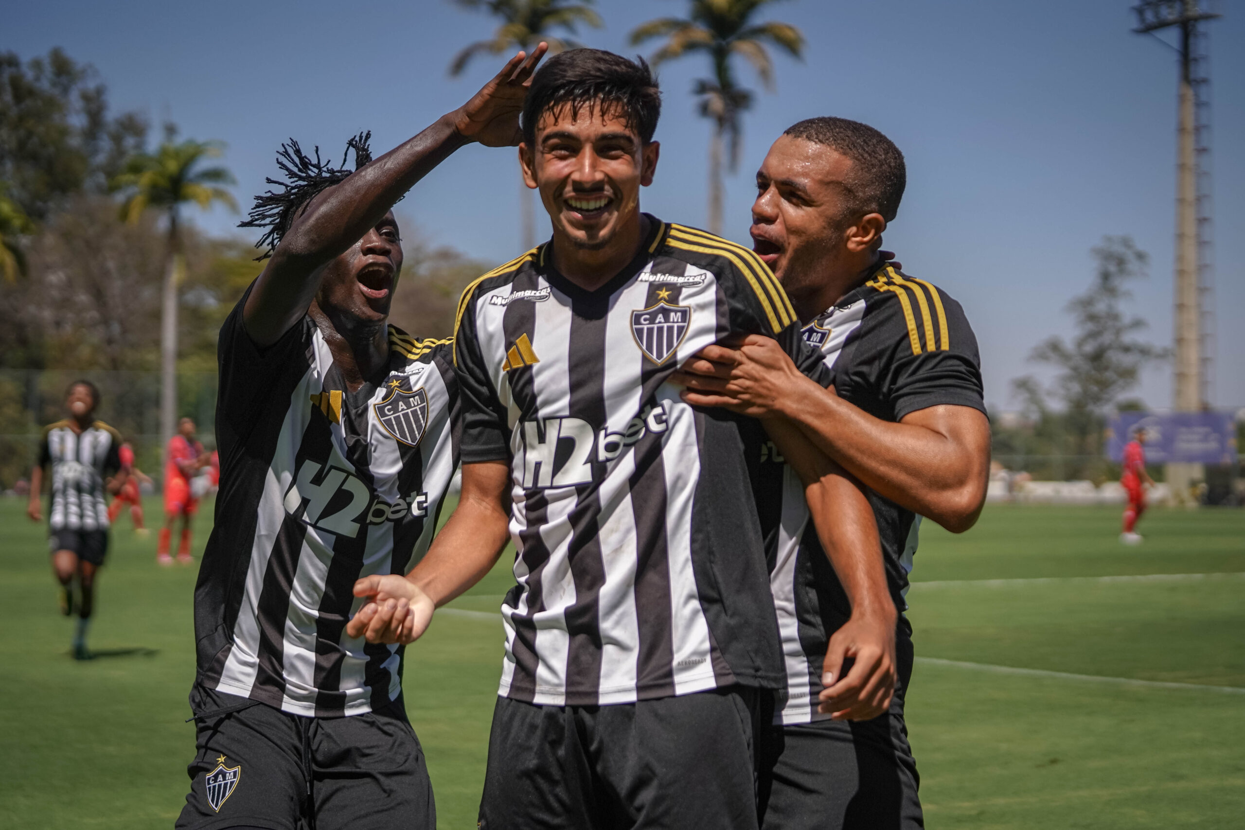 Louback (C) comemora gol no último jogo. Foto: Fábio Pinel/ Atlético