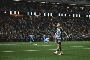 Bernard celebra gol da classificação: “Sempre me dediquei”