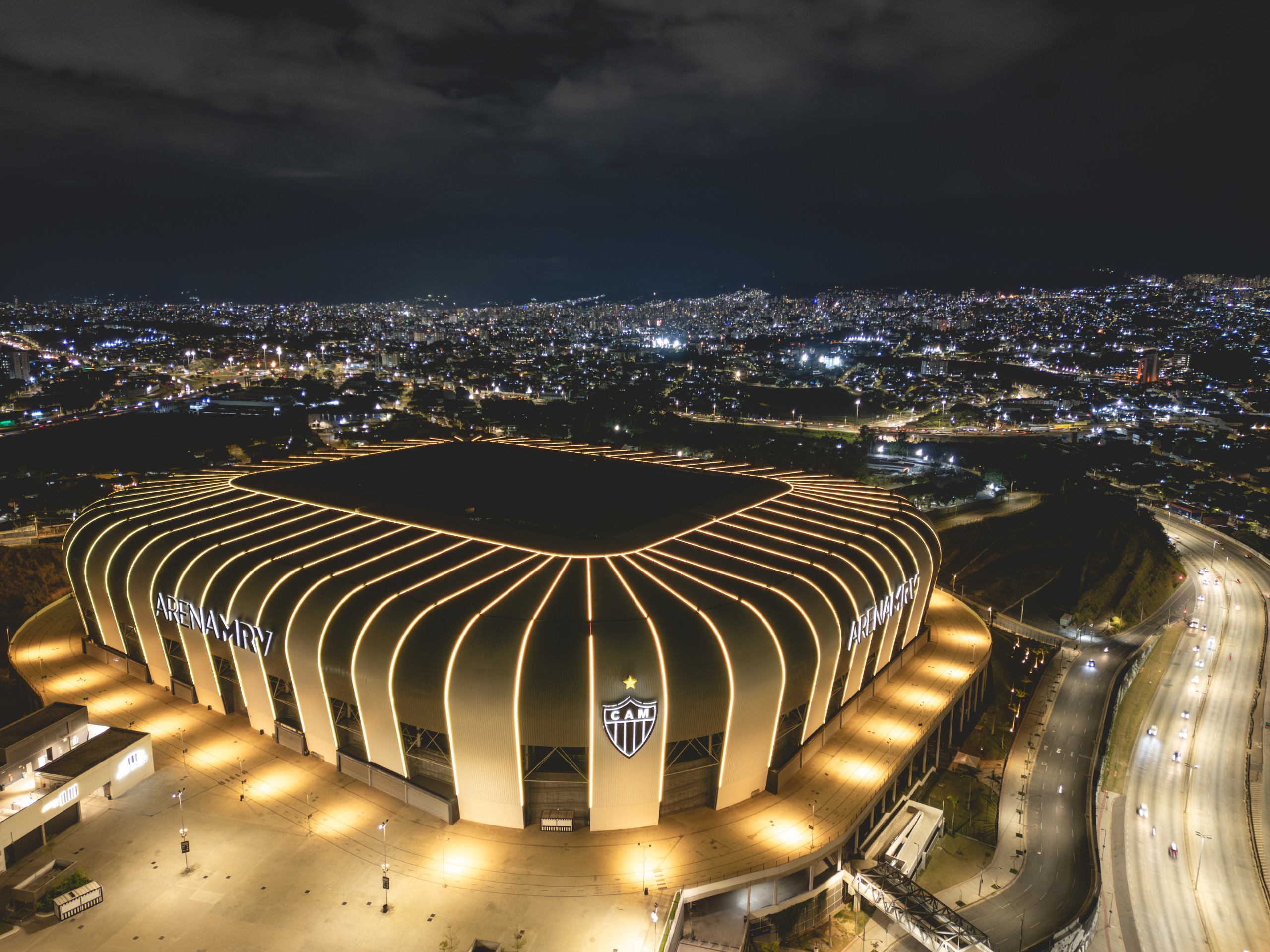 Arena MRV iluminada de amarelo – Foto: Pedro Souza/Galo