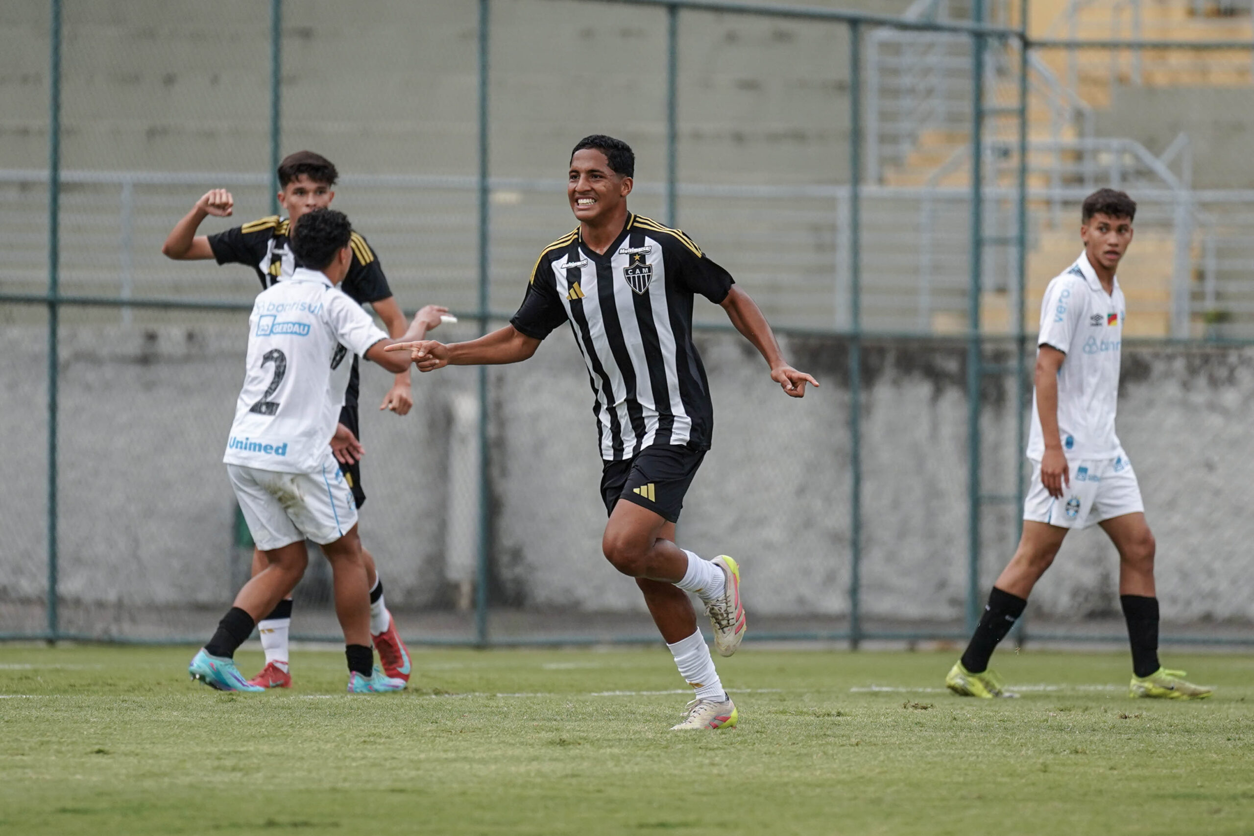 Riquelme marcou um dos gols do Galinho sobre o Grêmio na vitória por 3 a 1, na 1ª Fase do Brasileirão Sub-17. Foto: Fabio Pinel / Atlético