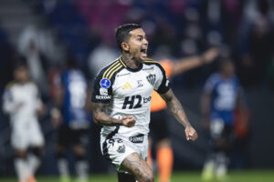 Dudu celebra primeiro gol no Atlético!
