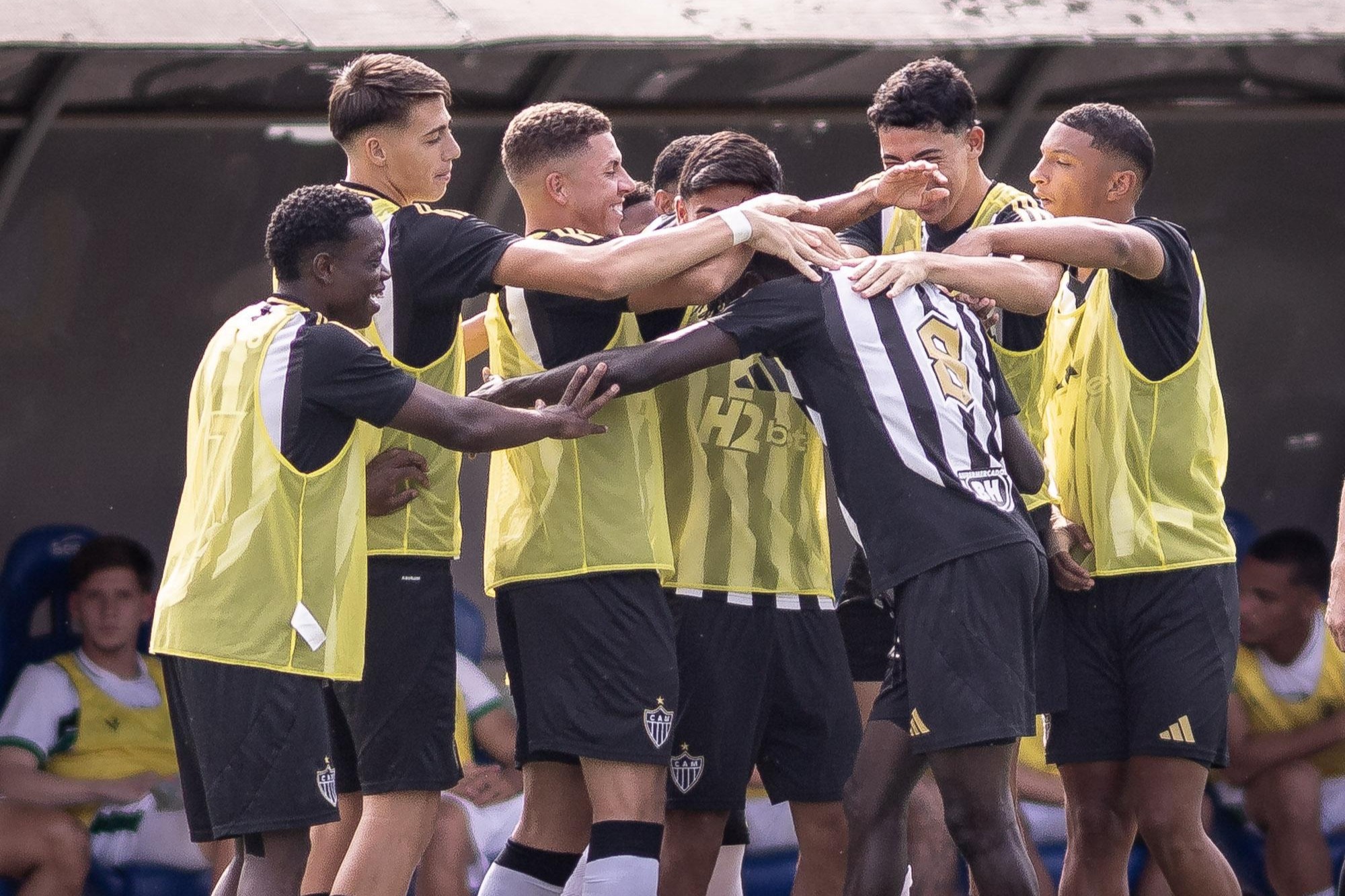 Sub-20 comemora gol no clássico contra o América. Foto: Otavio Silva / New Photo