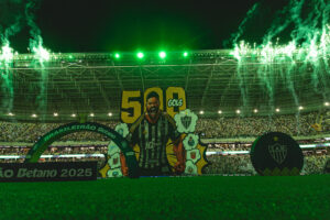 Massa reverencia Hulk na Arena MRV pintada de verde!