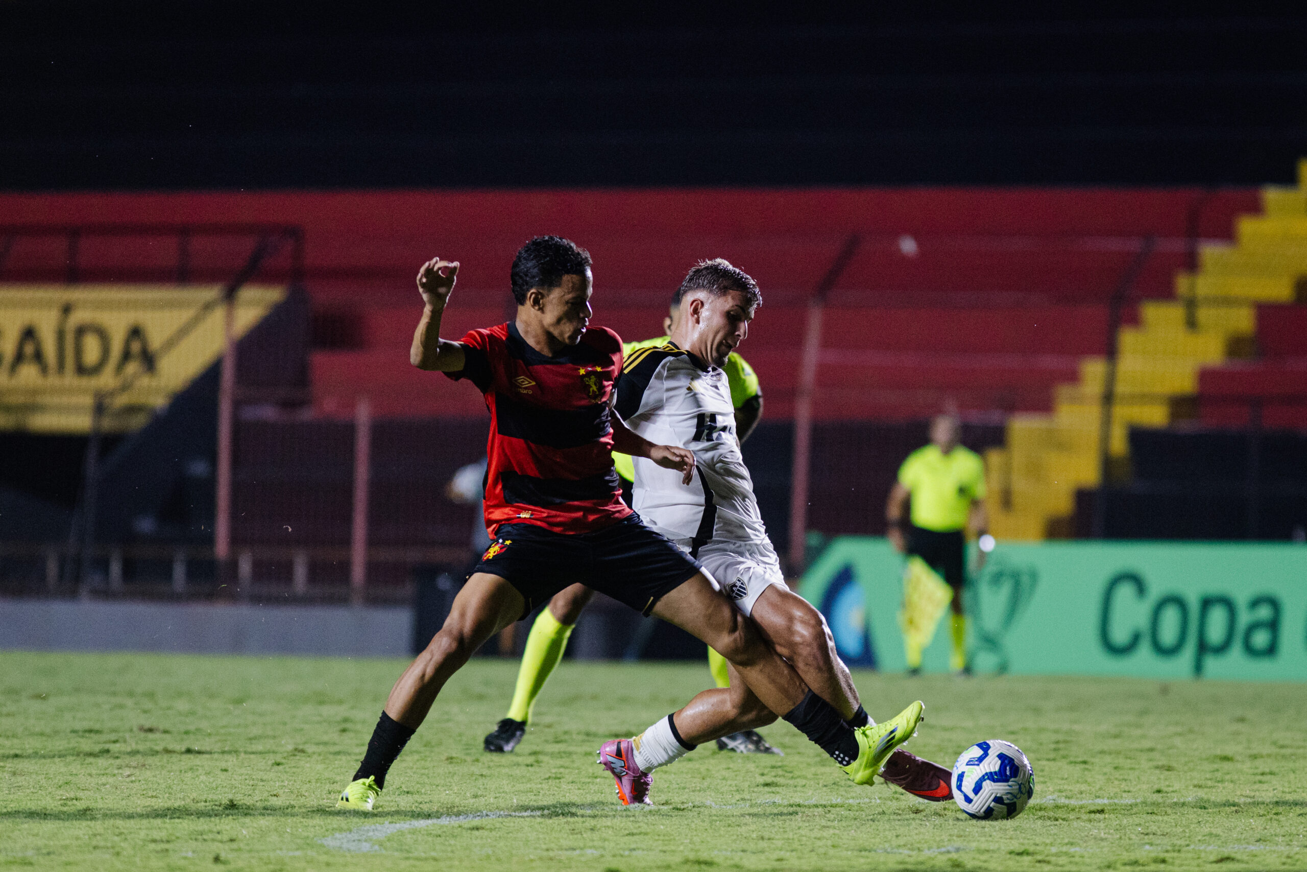 Galinho domina e elimina Sport. Foto: Paulo Matheus