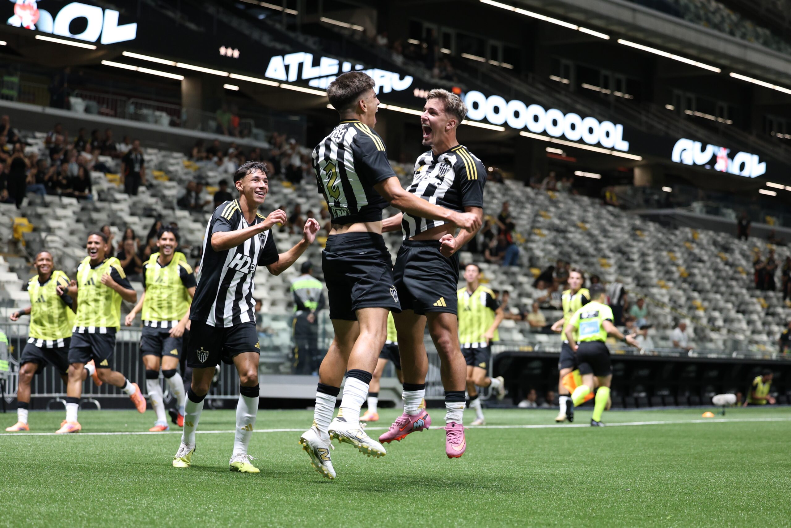 Lucas Souza e Iseppe comemoram o gol que abriu o placar na Arena MRV. Foto: Daniela Veiga / Atlético