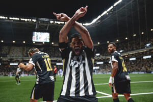 Galo faz valer o mando e vira o clássico na Arena MRV