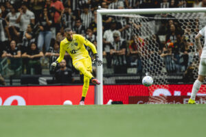 Everson completa 200 jogos no Brasileirão pelo Atlético