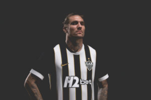 Galo e Nike celebram título de 1971 em novos uniformes