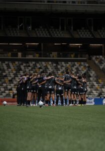 Vingadoras lutam, mas sofrem derrota na estreia