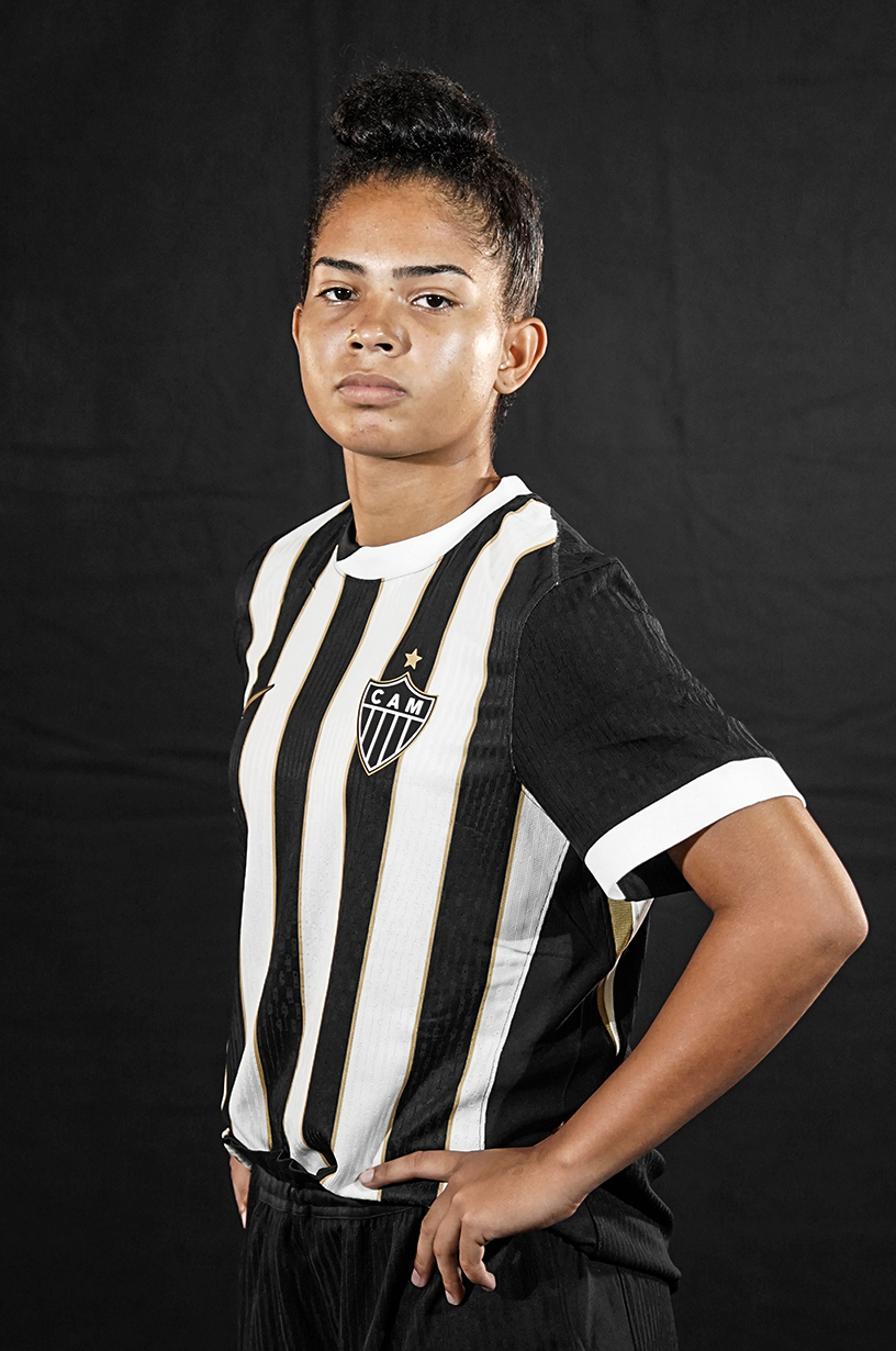 Foto meio-campista Natália