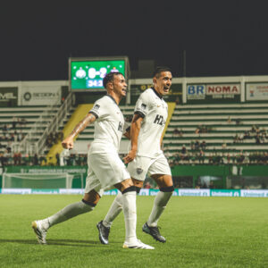 Galo goleia e sobe na tabela