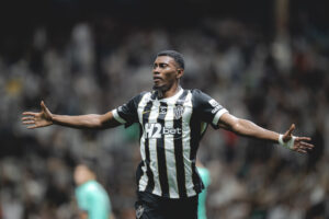 Cassierra marca no fim e Galo vence pela Sul-Americana