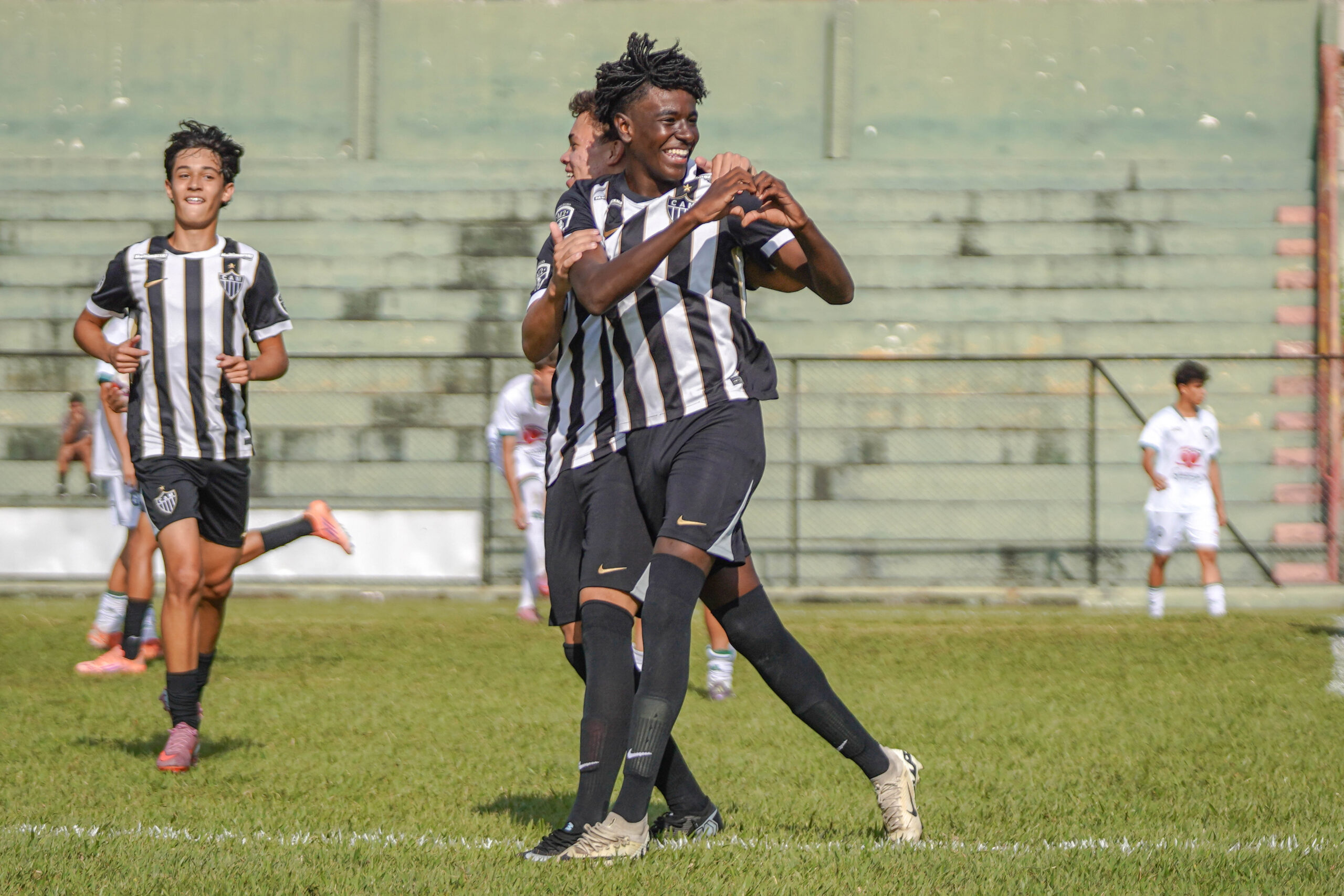 Kaio Ferreira comemora seu 1º gol no Campeonato Mineiro Sub-15. Foto: Fabio Pinel / Atlético 
