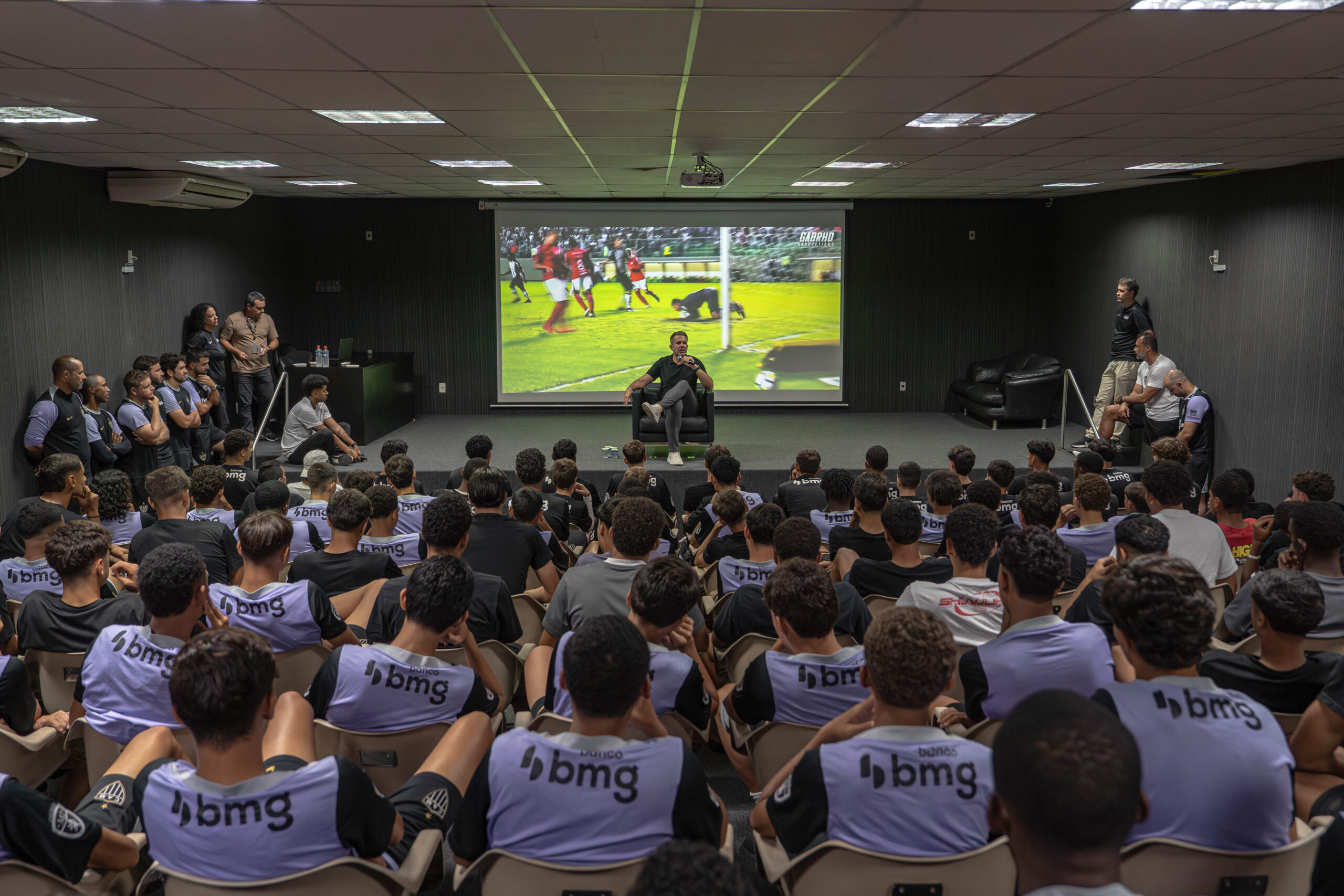 Atletas das categorias de base do Atlético acompanharam palestra com Victor bagy nesta sexta-feira (24). Foto: Fabio Pinel / Atlético