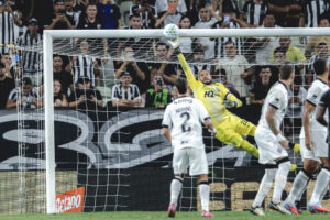 Everson faz história pelo Galo em classificação