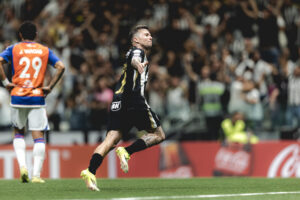 Bernard comemora golaço decisivo