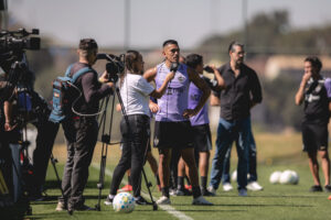 Elenco treina com presença da imprensa na Cidade do Galo