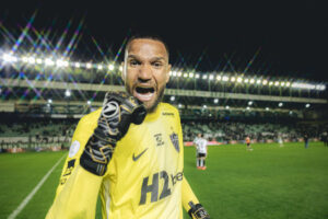 Everson brilha na classificação e amplia marca histórica pelo Galo