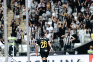 Cuello brilha, marca dois e comanda goleada do Galo