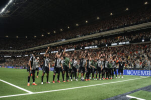 Galo vence o Santos nos pênaltis e está na semifinal da Sul-Americana