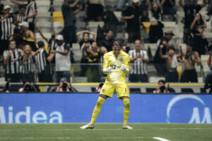 Gabriel Delfim aproveita oportunidade e entra para a história do Galo