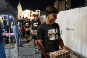 Crias do Galo participam de ação social do projeto Banho de Amor