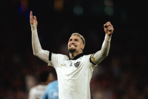 Lyanco brilha nos acréscimos, marca gol de empate e celebra resultado