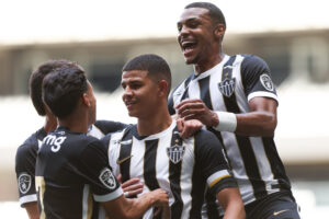 Crias do Galo vencem clássico e abrem vantagem na final do Mineiro